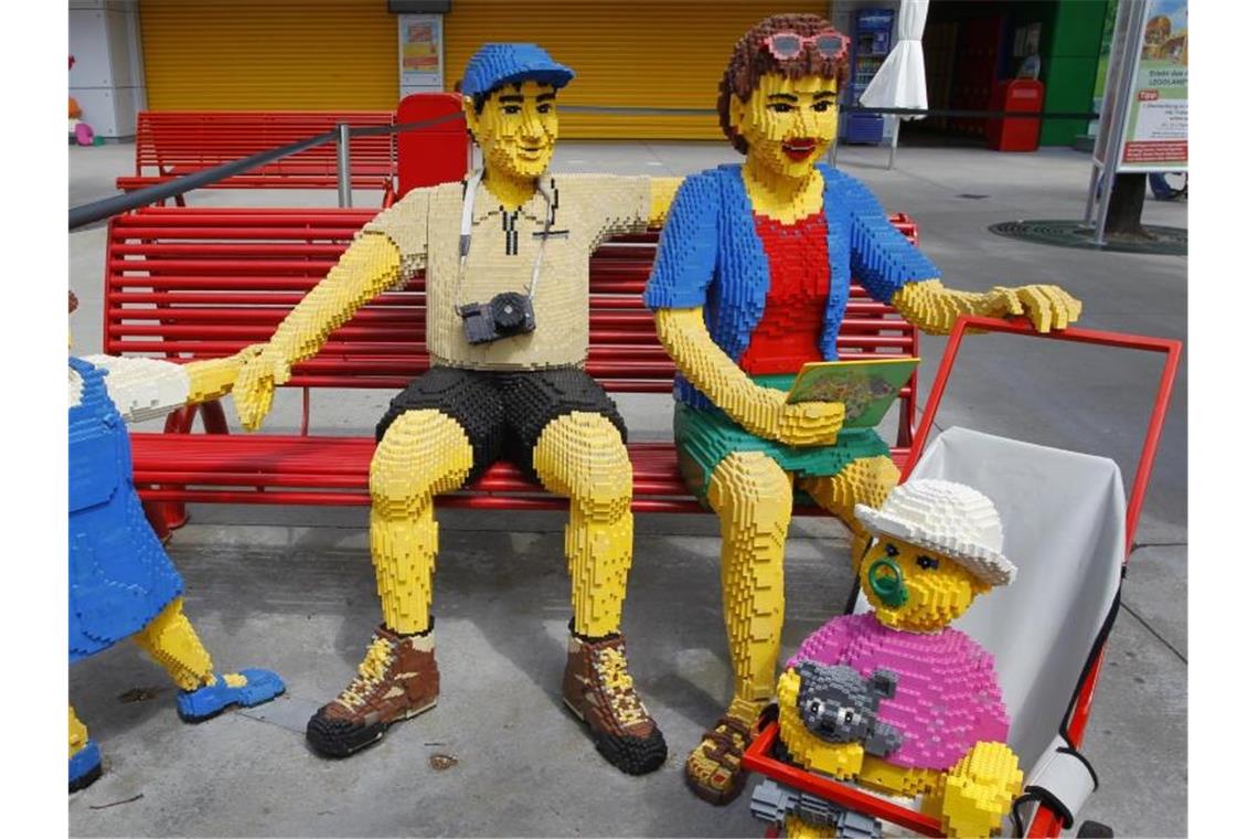 Eine Familie aus Legosteinen ist im Legoland Günzburg aufgebaut. Foto: picture alliance / dpa/Archivbild