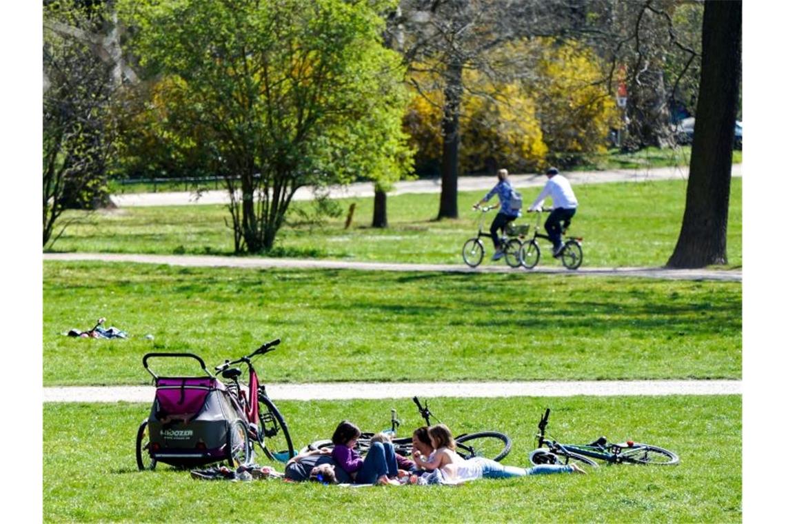 Deutsche zufrieden mit Krisenmanagement Eine Familie genießt die frühlingshaften Temperaturen zu Ostern in einem Park. Foto: Peter Endig/dpa-Zentralbild/dpa