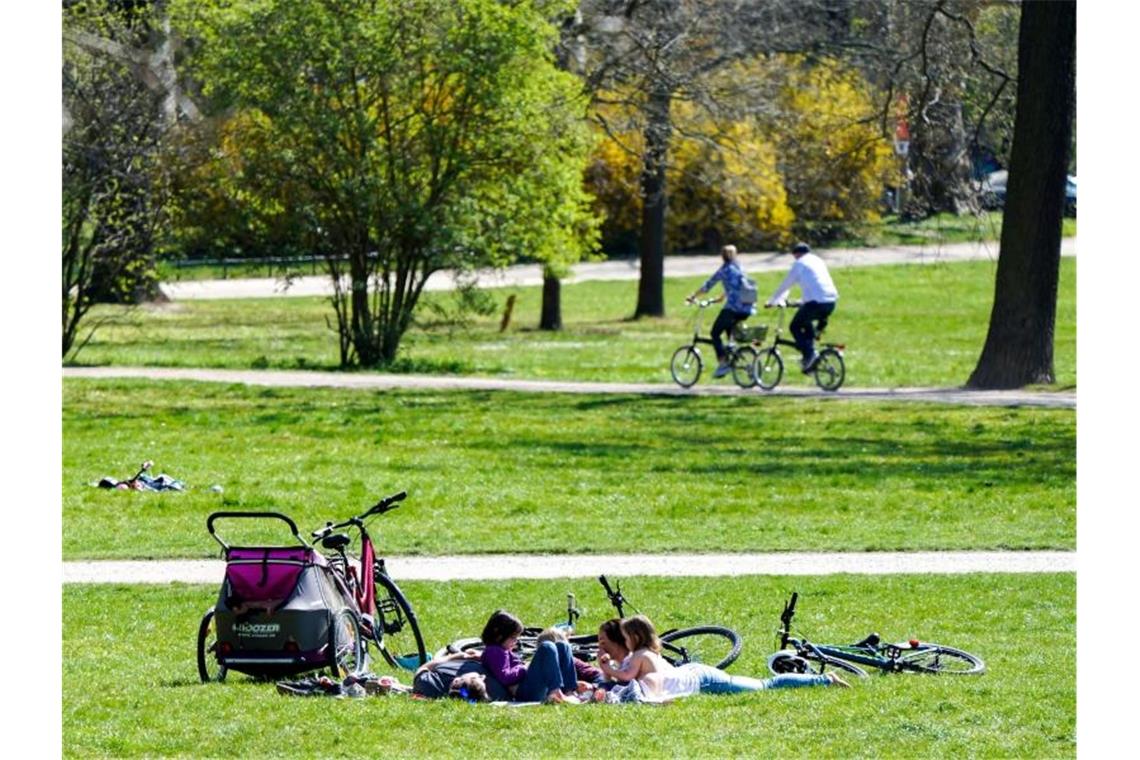 Eine Familie genießt die frühlingshaften Temperaturen zu Ostern in einem Park. Foto: Peter Endig/dpa-Zentralbild/dpa