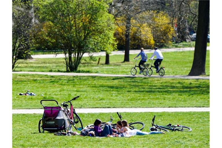 Eine Familie genießt die frühlingshaften Temperaturen zu Ostern in einem Park. Foto: Peter Endig/dpa-Zentralbild/dpa