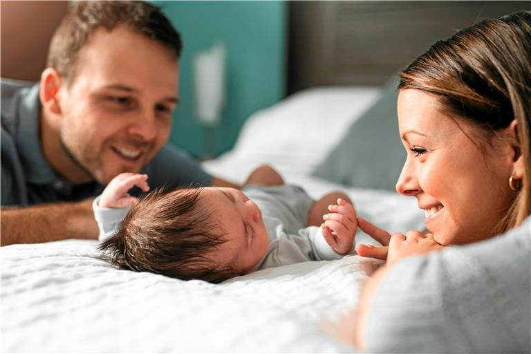 Eine Familie zu gründen, ist noch immer das Ziel vieler junger Menschen. Symbolfoto: Adobe Stock/Louis-Paul Photo