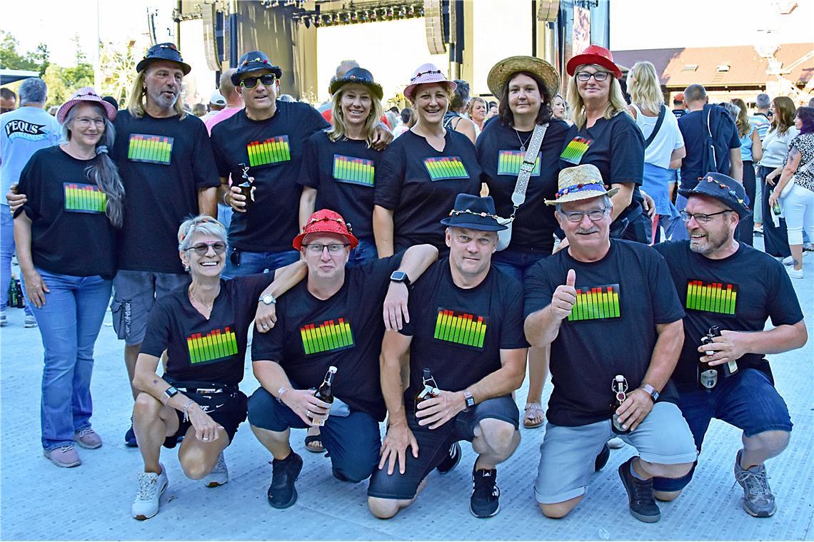 Eine Fangruppe hat sich etwas ganz Besonderes einfallen lassen: T-Shirts mit auf...