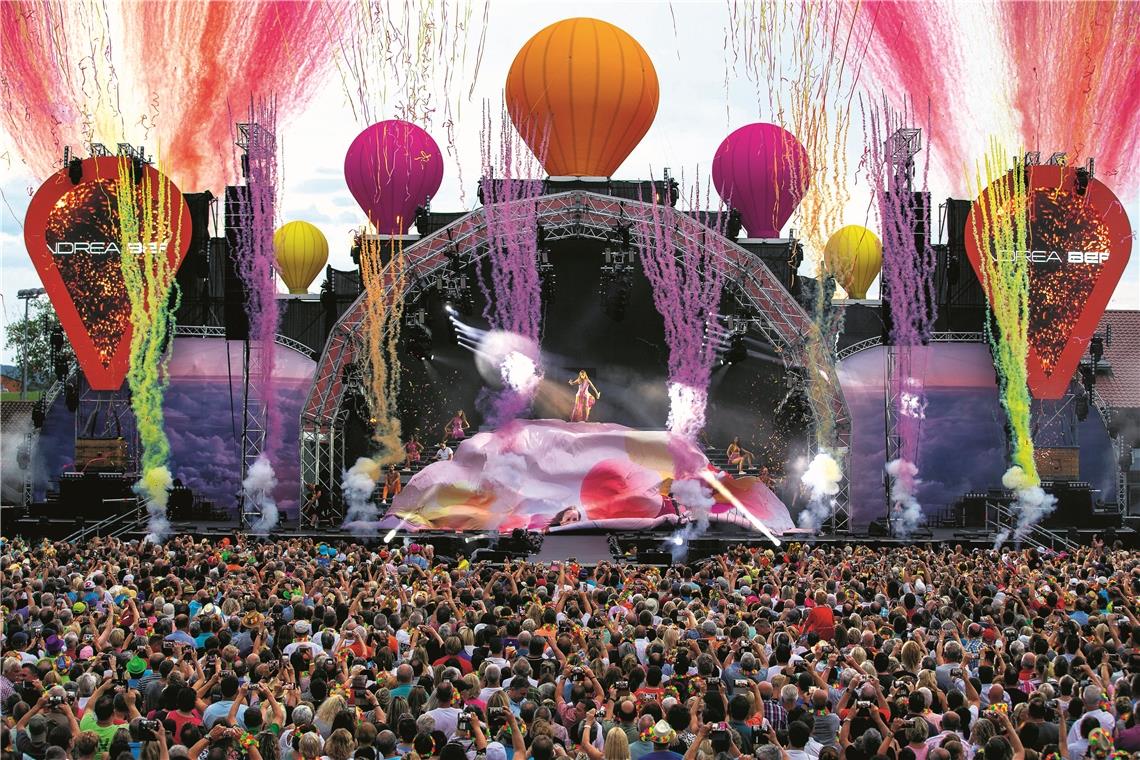 Eine Farbenfeuerwerk untermalt die diesjährige Heimspiel-Bühne, umrahmt von bunten Heißluftballonen. Fotos: A. Becher