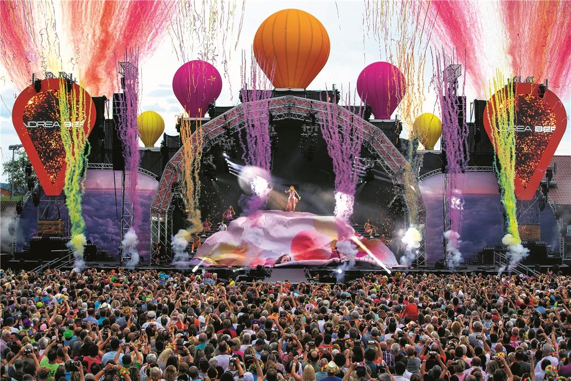 Feierstimmung, Fieberschub und Farbenfeuerwerk Eine Farbenfeuerwerk untermalt die diesjährige Heimspiel-Bühne, umrahmt von bunten Heißluftballonen. Fotos: A. Becher