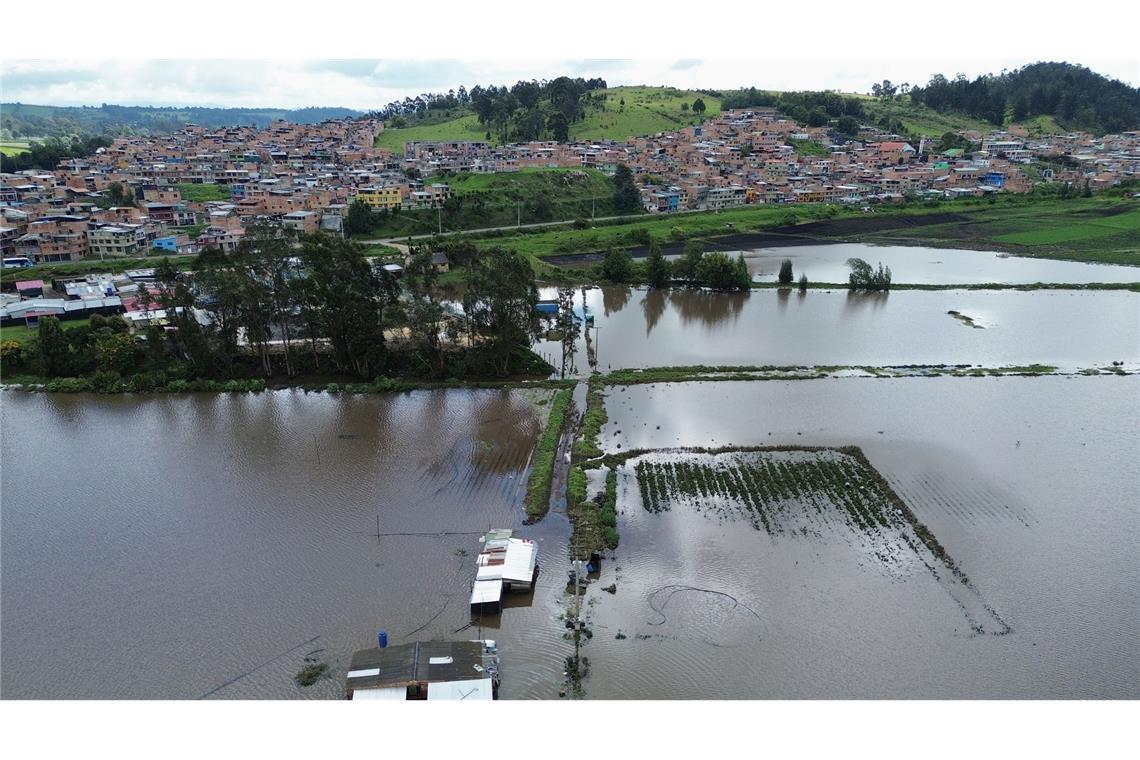 Eine Farm ist überflutet, nachdem der Botello-Fluss in Kolumbien aufgrund starker Regenfälle über die Ufer getreten ist.