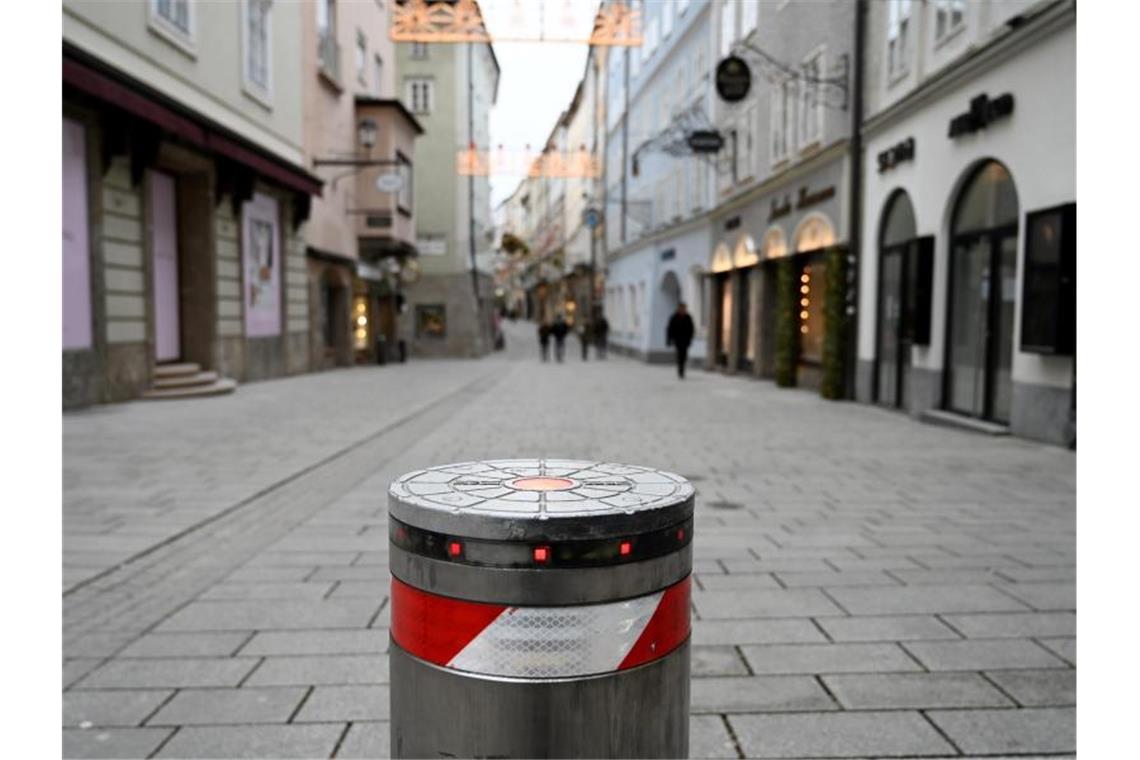 Österreich zieht die Notbremse: Lockdown und Impfpflicht Eine fast leere Einkaufsstraße in Salzburg. Österreich geht wegen der Corona-Krise erneut in einen Lockdown. Foto: Barbara Gindl/APA/dpa