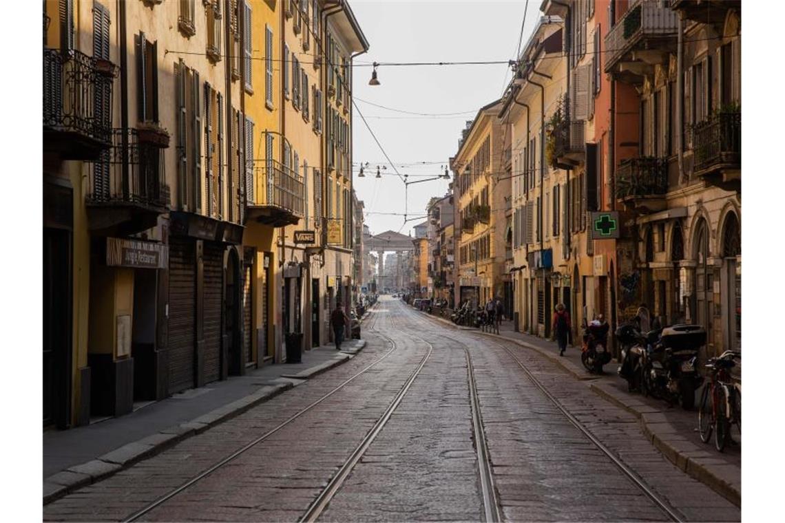 Teils große Unterschiede beim Kampf gegen Corona in Europa Eine fast menschenleere Straße im Stadtzentrum von Mailand. Italien steht wohl ein Ostern mit vielen Verboten bevor. Foto: Francesco Molteni/ZUMA Wire/dpa