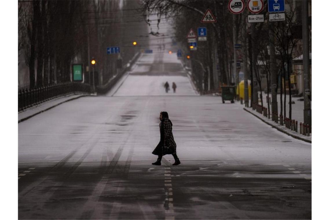 Humanitäre Hilfe für die Ukraine - Lebensmittel aus Japan Eine fast menschenleere Straße in Kiew. Russland und der Ukraine verhandeln über eine Waffenruhe. Foto: Emilio Morenatti/AP/dpa