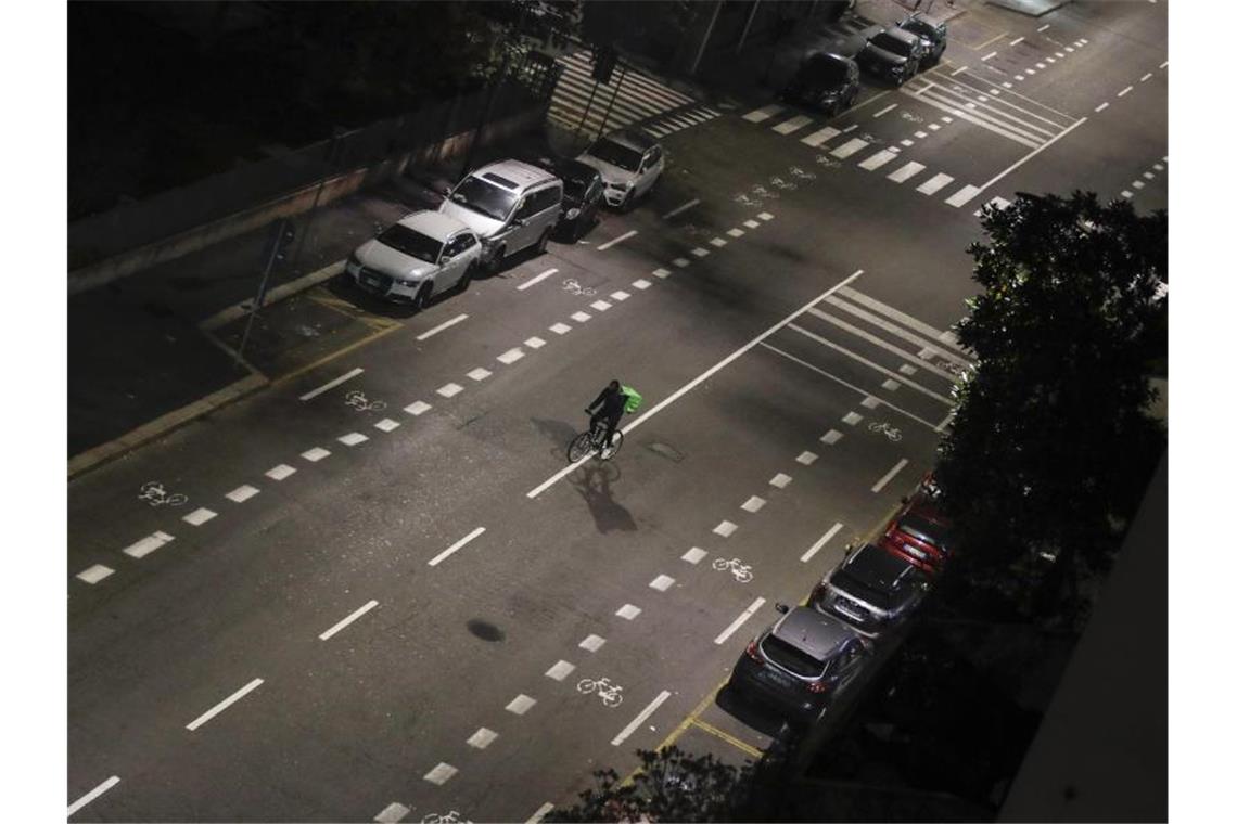 Italien verschärft Corona-Regeln über Feiertage Eine fast menschenleere Straße in Mailand. Foto: Luca Bruno/AP/dpa/Symbolbild/Archiv