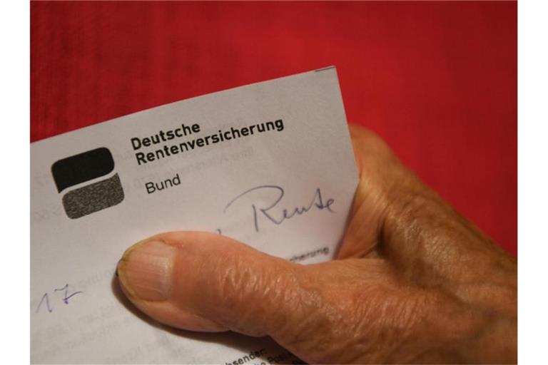 Eine Festlegung für eine höhere reguläre Altersgrenze für den Rentenzugang traf die Kommission nicht. Foto: Felix Kästle/dpa