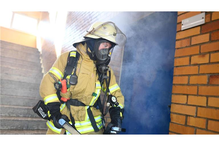 Eine Feuerwehrfrau demonstriert in der Feuerwache Süd in Mannheim das Öffnen einer Tür mit Hilfe einer Ramme. (Archivbild)