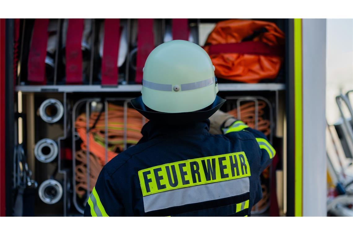 Eine Feuerwehrfrau wurde bei dem Einsatz verletzt. (Symbolfoto)