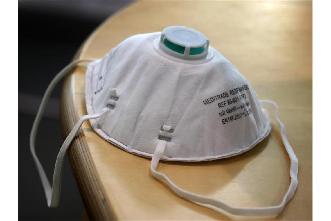 Eine FFP2 Atemschutzmaske liegt auf einem Tisch. Foto: Karl-Josef Hildenbrand/dpa/Archivbild