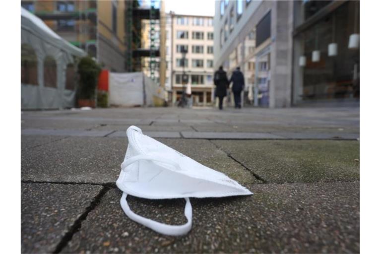 Eine FFP2 Maske liegt in der Münchner Innenstadt auf der Straße. Foto: Karl-Josef Hildenbrand/dpa