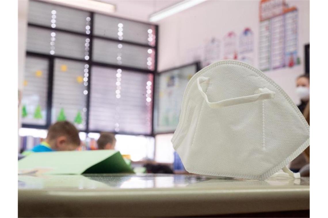 Verbände: Maskenpflicht an Schulen nicht voreilig lockern
