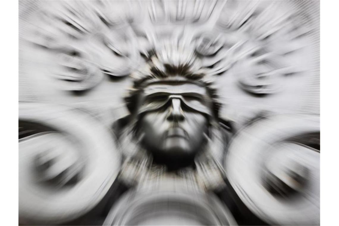 Mann wegen Ermordung seiner Nachbarin vor Gericht Eine Figur der blinden Justitia an der Fassade eines Gerichts. Foto: Christoph Soeder/dpa/Symbolbild
