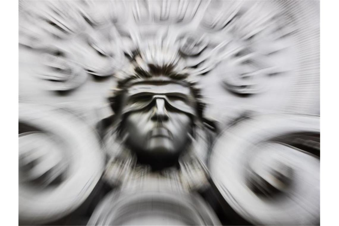 Nach tödlichem Brand: 32-Jähriger schweigt vor Gericht Eine Figur der blinden Justitia. Foto: Christoph Soeder/dpa/Symbolbild