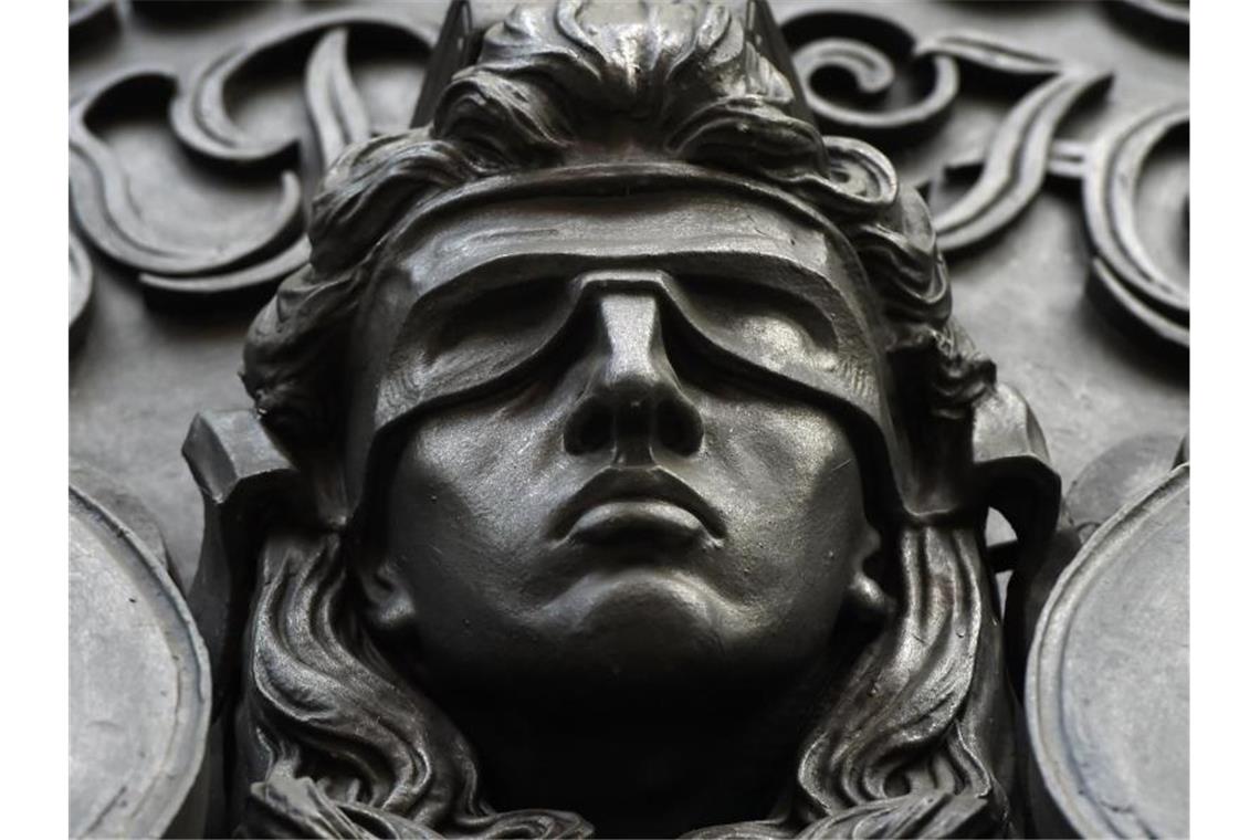 Kokain-Prozess: Angeklagte wollen ihr Schweigen brechen Eine Figur der blinden Justitia. Foto: Sonja Wurtscheid/dpa/Symbolbild