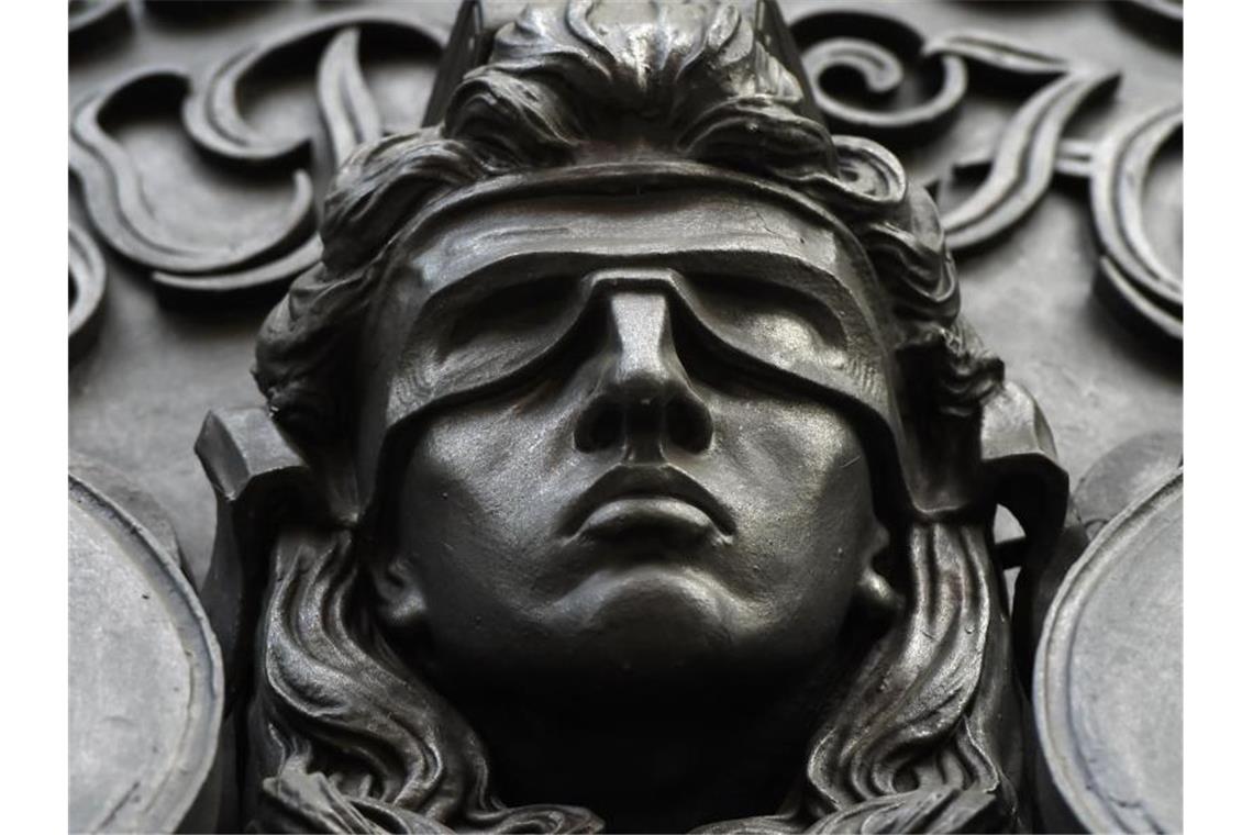 Goldtransporter-Überfall: Rapper Xatar entlastet Angeklagten Eine Figur der blinden Justitia. Foto: Sonja Wurtscheid/dpa/Symbolbild