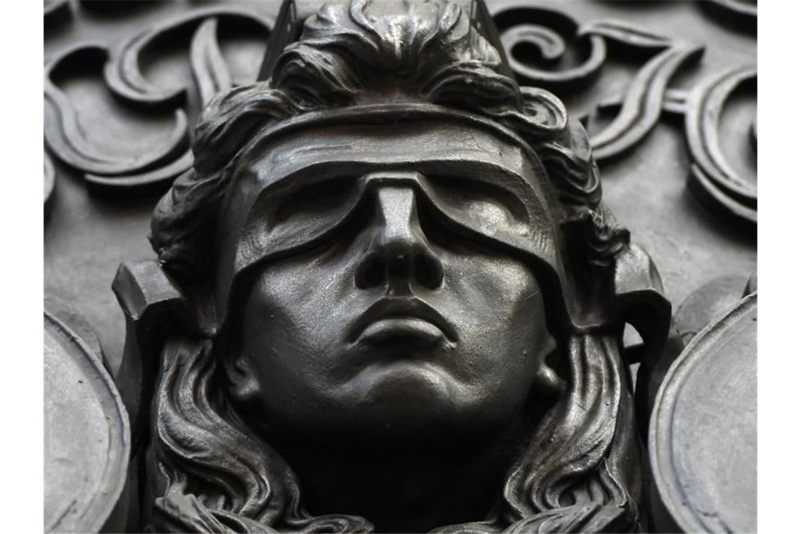 Parallelwelt aus Waffen: Prozess gegen die „Gruppe S.“ Eine Figur der blinden Justitia. Foto: Sonja Wurtscheid/dpa/Symbolbild