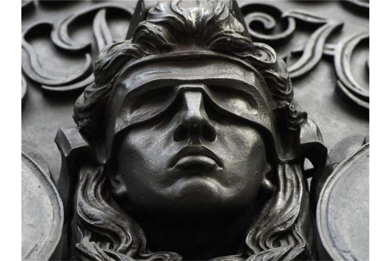 Eine Figur der blinden Justitia. Foto: Sonja Wurtscheid/dpa/Symbolbild