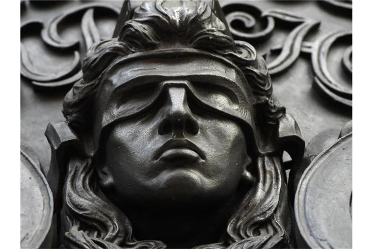 Eine Figur der blinden Justitia. Foto: Sonja Wurtscheid/dpa/Symbolbild