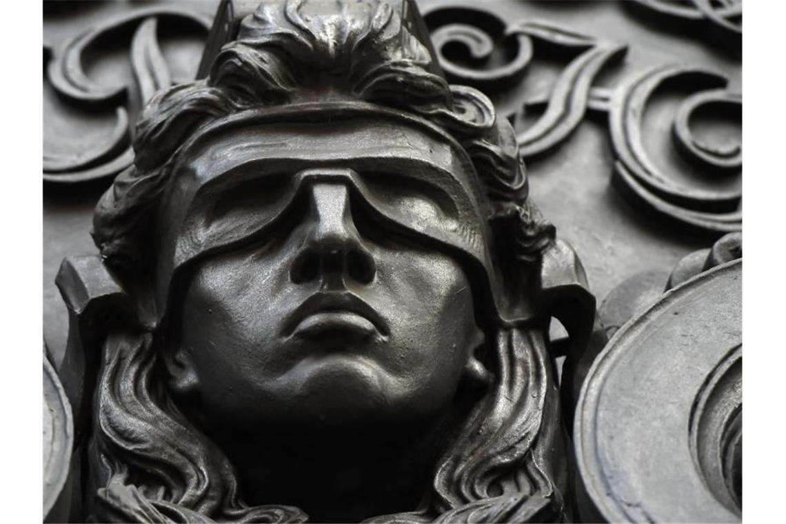 Fahrlehrer soll Schülerinnen genötigt haben: Teilgeständnis Eine Figur der blinden Justitia. Foto: Sonja Wurtscheid/dpa/Symbolbild