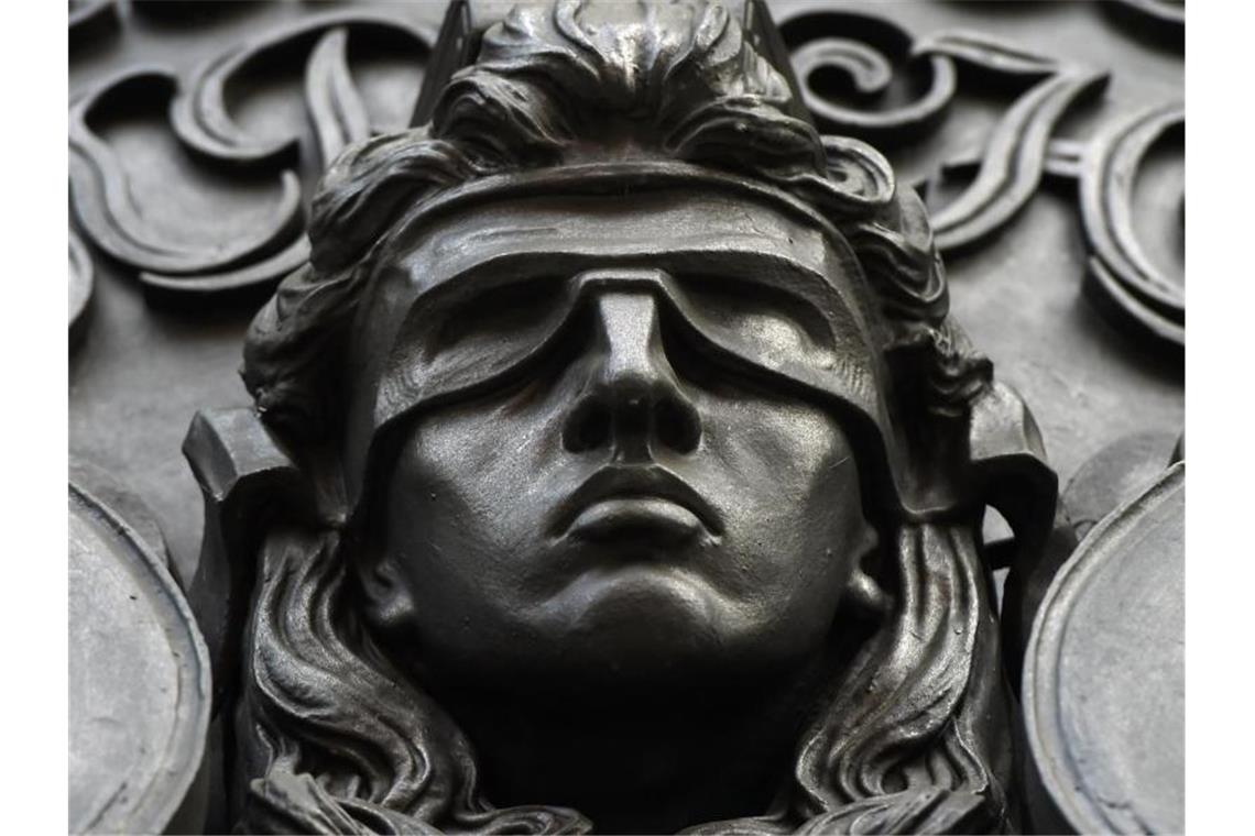 Ermordung von Online-Bekanntschaft: Neuer Prozess angesetzt Eine Figur der blinden Justitia. Foto: Sonja Wurtscheid/dpa/Symbolbild