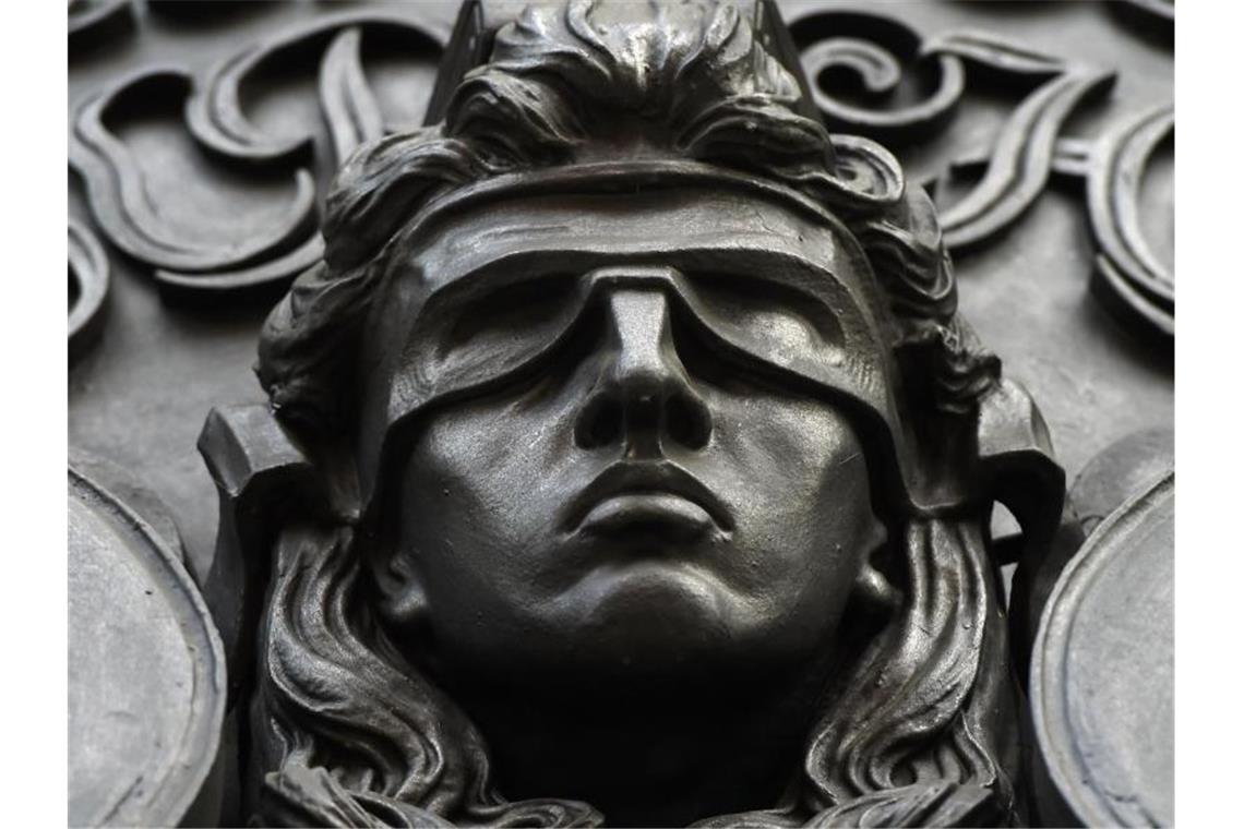 Rechtsstreit um Kontogebühren geht in neue Runde Eine Figur der blinden Justitia. Foto: Sonja Wurtscheid/dpa/Symbolbild