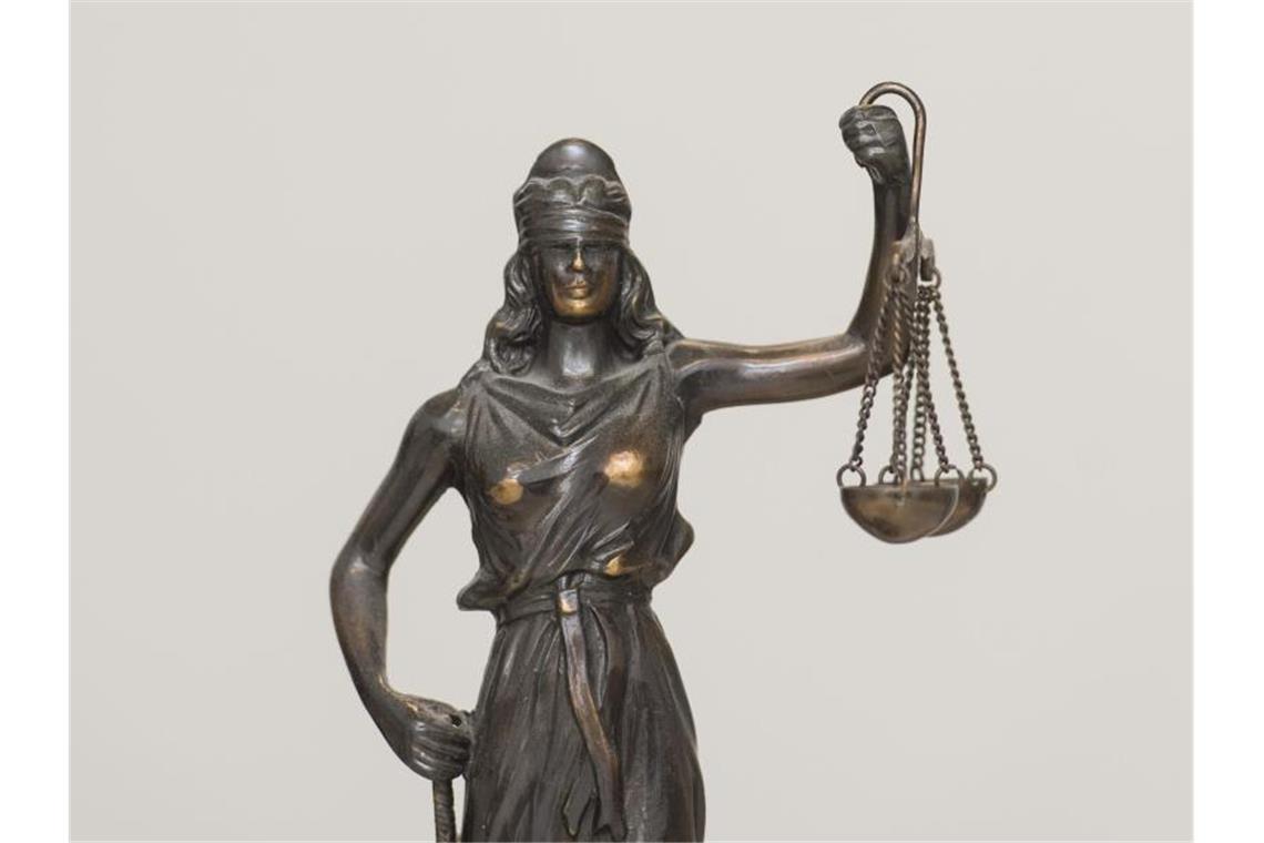 Prozess nach Supermarkt-Überfall mit Staubsauger begonnen Eine Figur der Justitia. Foto: picture alliance/dpa/Symbolbild