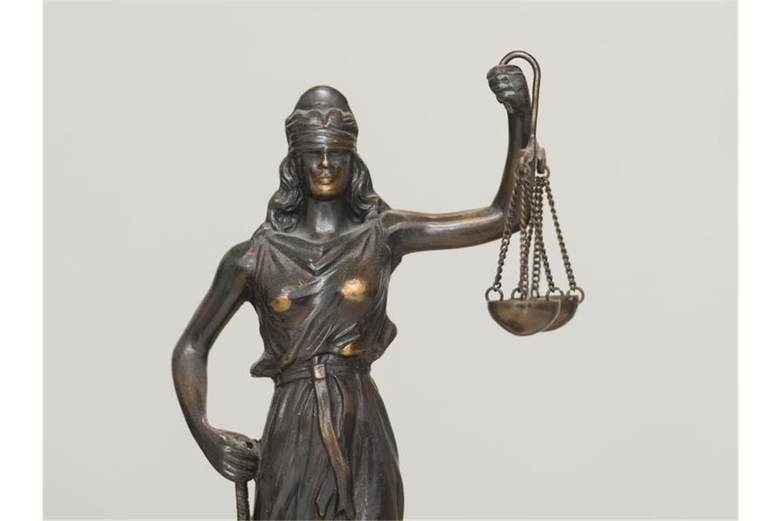 Unfalltod eines Fußgängers: Prozess gegen Autofahrer beginnt Eine Figur der Justitia. Foto: picture alliance/dpa/Symbolbild