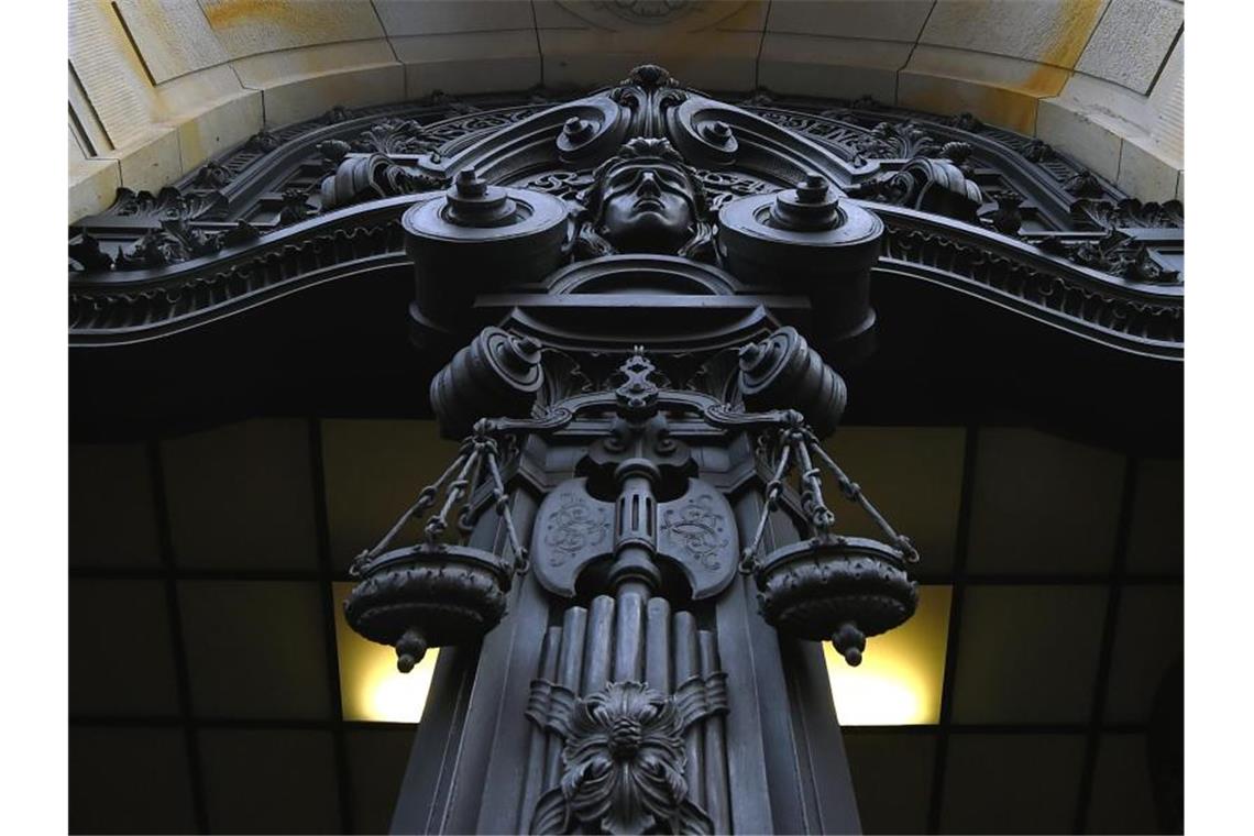 Eine Figur der Justitia ist an der Fassade des Kriminalgerichts Moabit. In Berliner Strafprozessen dürfen Rechtsreferendarinnen nun Kopftuch tragen. Foto: Sonja Wurtscheid/dpa