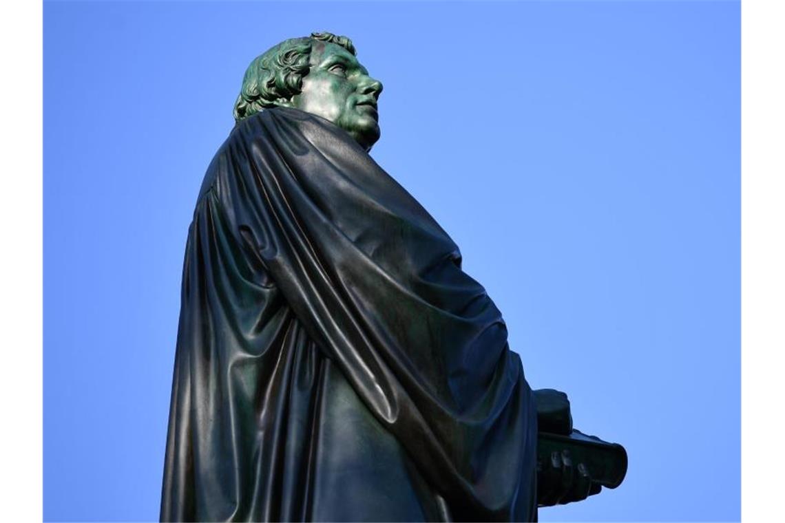 Eine Figur des Reformators Martin Luther aus Bronze ist zu sehen. Foto: picture alliance / Uwe Anspach/dpa/Archivbild