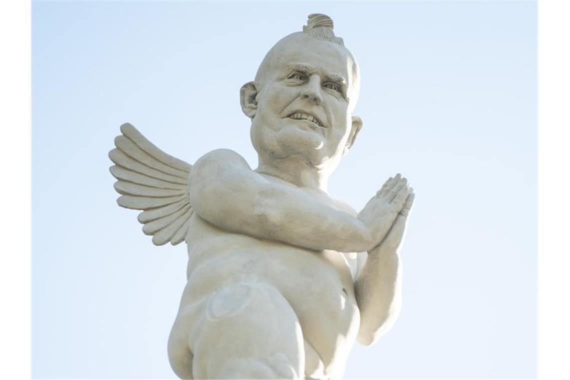 Eine Figur, die den ehemaligen Ministerpräsident Teufel darstellt, steht auf der S21-Statue. Foto: Sebastian Gollnow/dpa