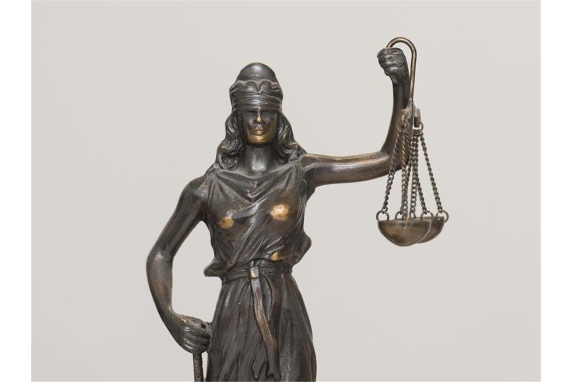 Eine Figur „Justitia“ steht im Landgericht auf einem Schreibtisch. Foto: picture alliance / dpa