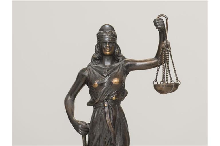 Eine Figur „Justitia“ steht im Landgericht Mannheim auf einem Schreibtisch. Foto: picture alliance / dpa