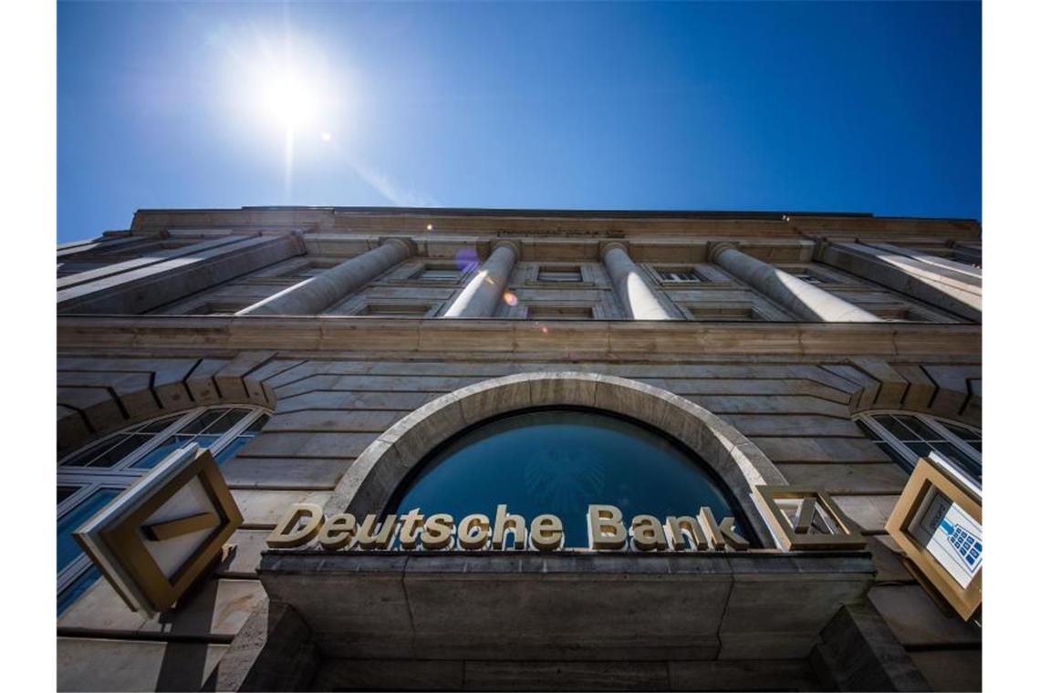 Deutsche Bank macht 5,7 Milliarden Euro Verlust Eine Filiale der Deutschen Bank in Frankfurt. Bis 2022 sollen weltweit rund 18.000 Stellen wegfallen. Foto: Andreas Arnold/dpa