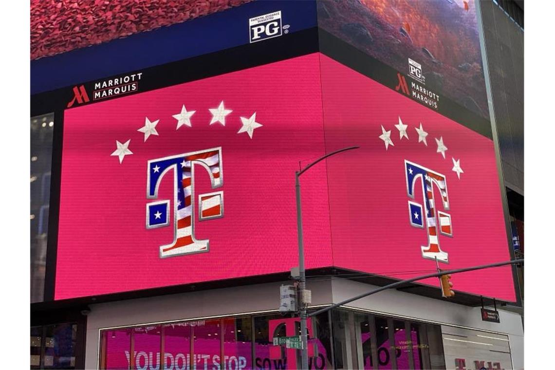 Eine Filiale des Mobilfunkproviders T-Mobile US am belebten Times Square in New York. Foto: Christoph Dernbach/dpa