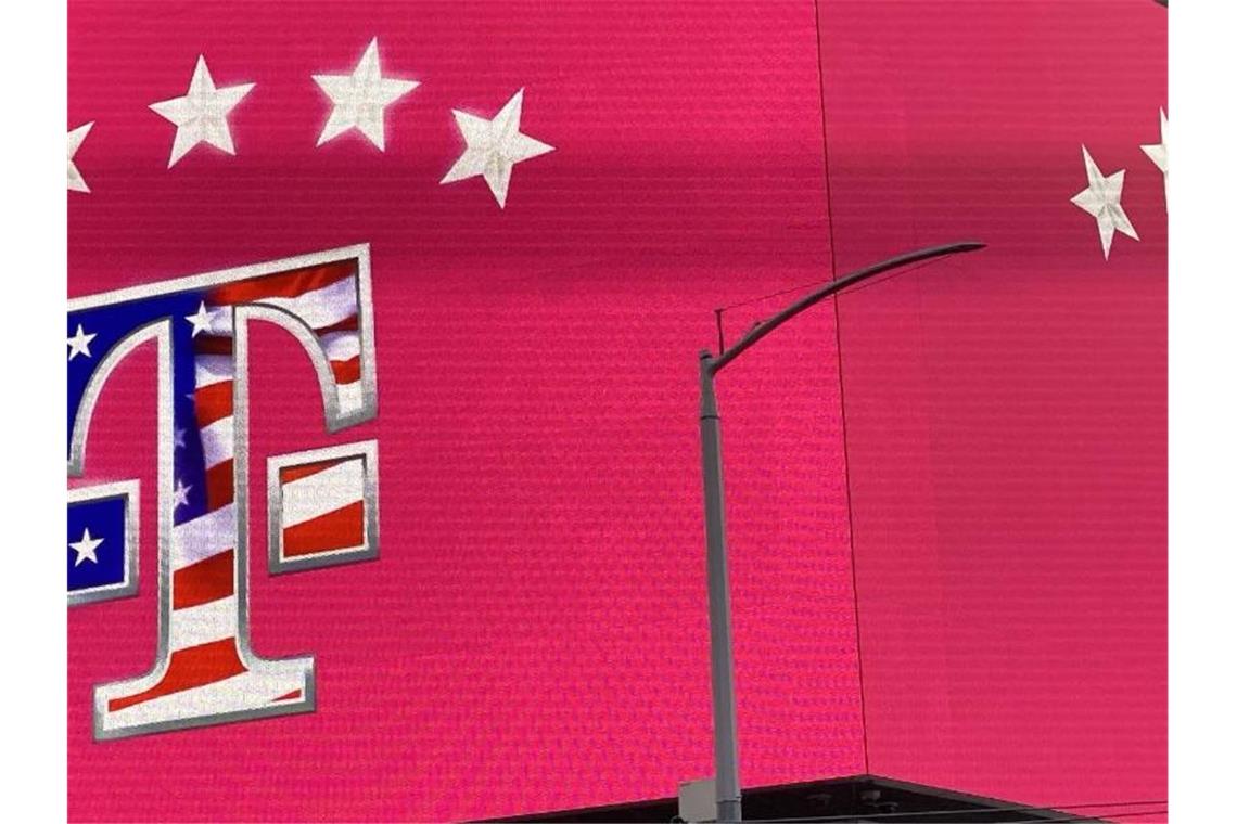 Fusion von T-Mobile und Sprint bis April Eine Filiale des Mobilfunkproviders T-Mobile US am belebten Times Square in New York. Foto: Christoph Dernbach/dpa