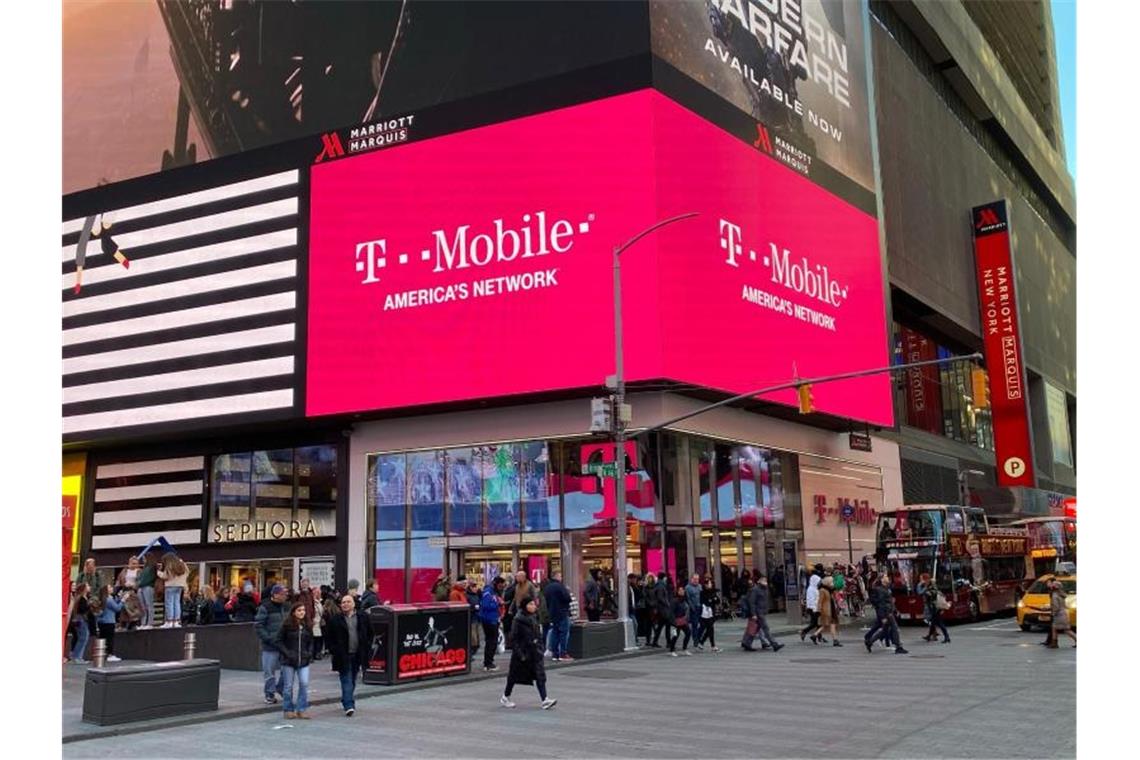 Eine Filiale des Mobilfunkproviders T-Mobile US am Times Square in New York. Foto: Christoph Dernbach/dpa