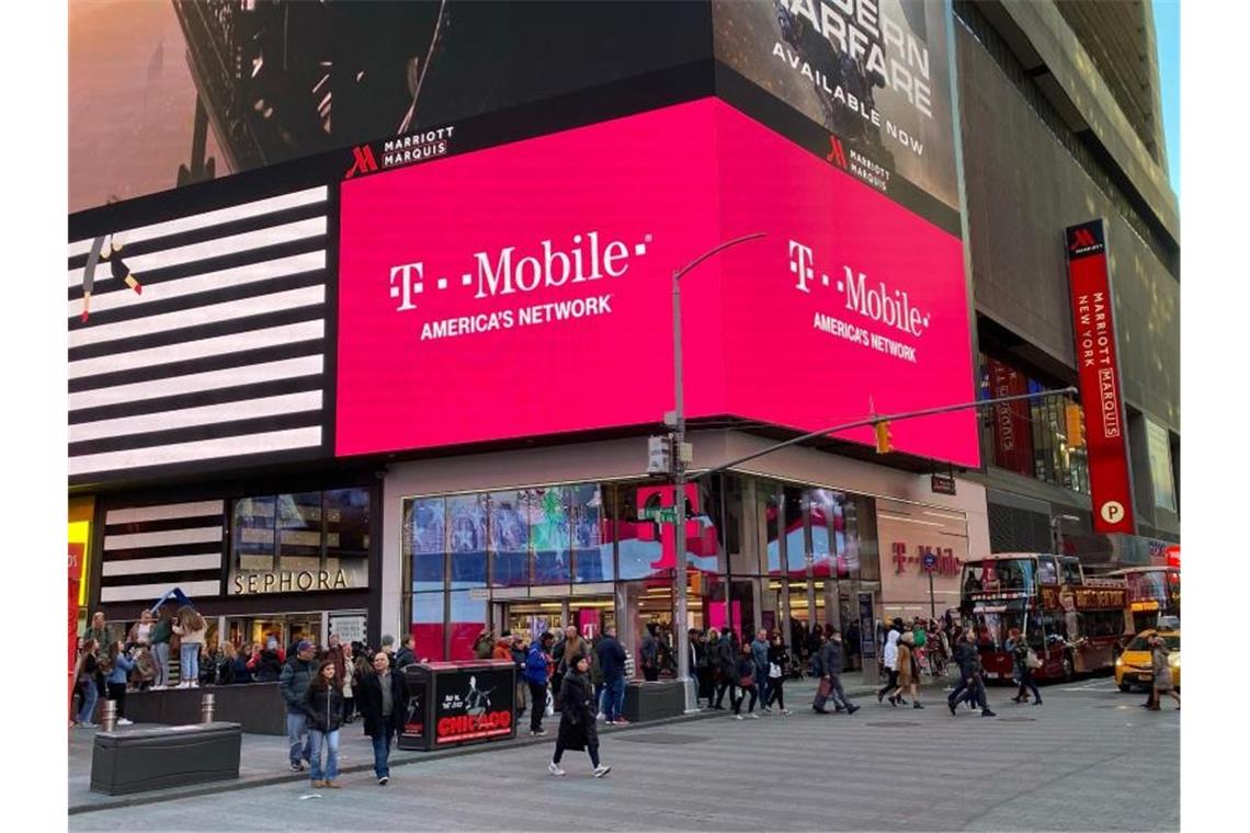 Wie die Telekom den US-Markt erobern will Eine Filiale des Mobilfunkproviders T-Mobile US am Times Square in New York. Foto: Christoph Dernbach/dpa