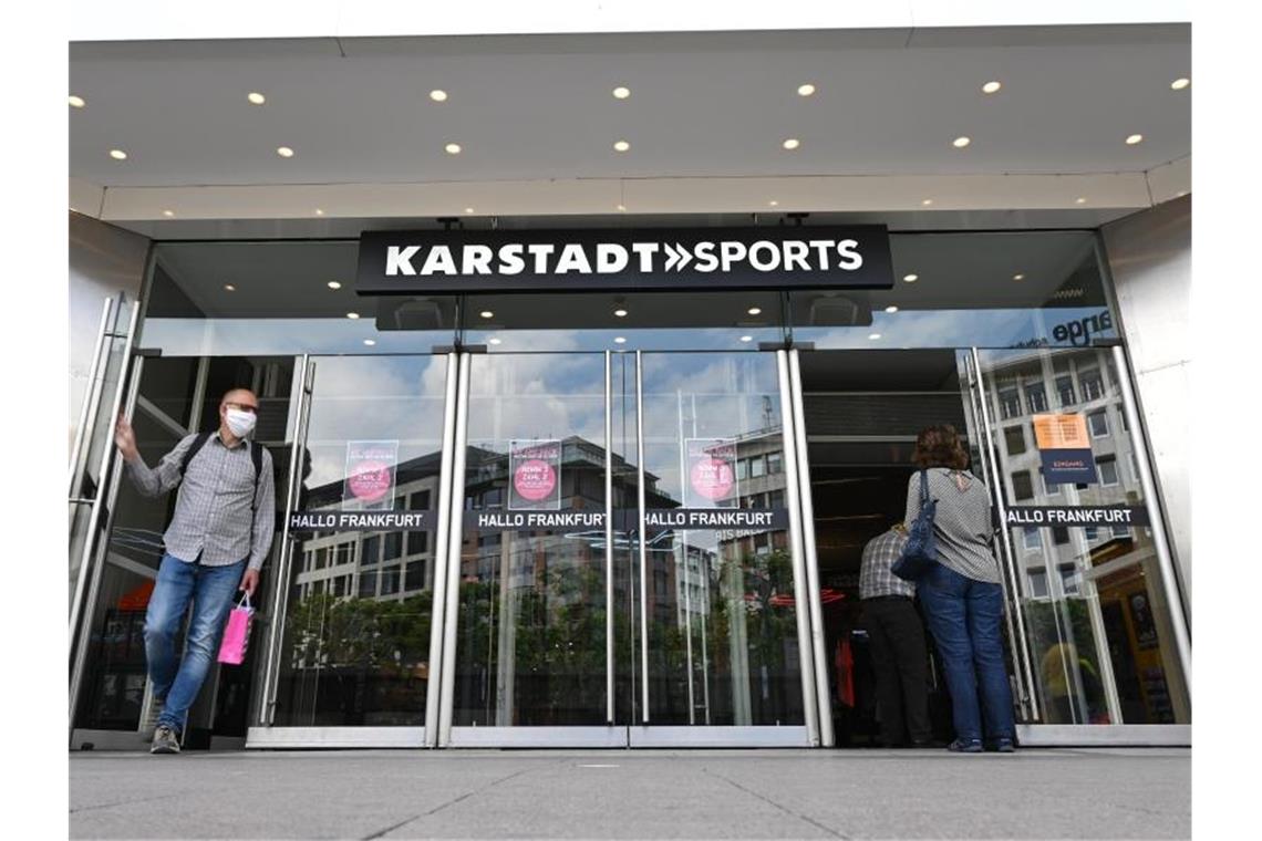 Loitz Stiftung hat Interesse an Karstadt-Sports-Filialen Eine Filiale von Karstadt Sports an der Frankfurter Hauptwache. Foto: Arne Dedert/dpa