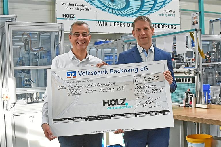 „Eine Firma hat nicht nur den Zweck, dass man Geld damit verdient“, findet Jürgen Holz, Geschäftsführer der Firma Holz Automation. Soziales Engagement ist dem Unternehmer wichtig, seit Jahren unterstützen seine Frau Stephanie und er unter anderem ein Schulprojekt in Südafrika. Und auch bei unserer Aktion „BKZ-Leser helfen“ gehört der Maschinenbauer aus Backnang-Waldrems zu den treuen Spendern. „Wir wollen auch hier in der Region, wo wir tätig sind, etwas bewirken“, erklärt Jürgen Holz (links). Anstelle von Weihnachtsgeschenken für die Kunden übergab der Firmenchef deshalb einen symbolischen Spendenscheck über 5500 Euro an BKZ-RedaktionsleiterKornelius Fritz. Foto: T. Sellmaier