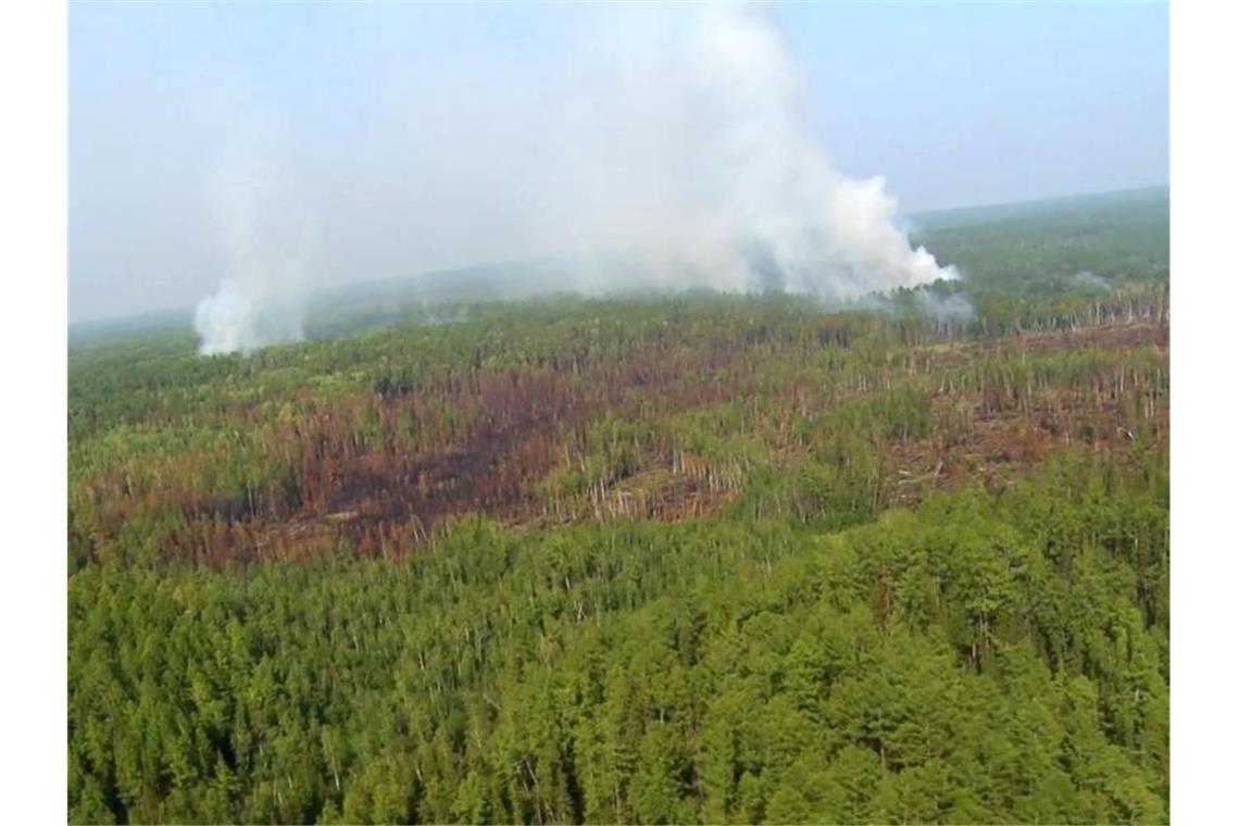 Waldbrände in Sibirien breiten sich weiter aus Eine Fläche von der Größe Nordrhein-Westfalens ist in Sibirien bereits abgebrannt. Umweltschützer gehen davon aus, dass es noch Monate dauern könnte, bis sich die Situation normalisiere. Foto: Emergency Situations Ministry Press Service/AP