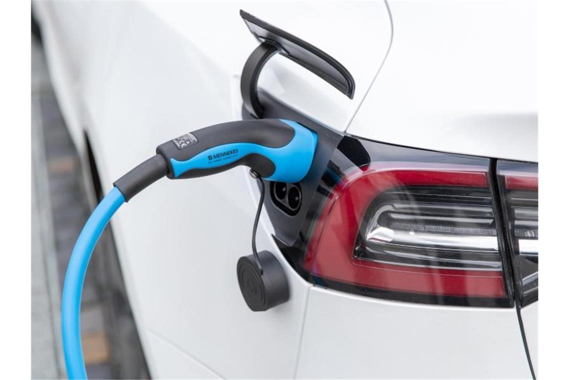Bundesregierung will Ladesäulenbau für E-Autos beschleunigen Eine flächendeckende Ladeinfrastruktur im öffentlichen und privaten Bereich gilt als zentrale Voraussetzung dafür, dass E-Autos den Durchbruch auf dem Massenmarkt schaffen. Foto: Friso Gentsch/dpa