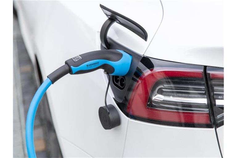Eine flächendeckende Ladeinfrastruktur im öffentlichen und privaten Bereich gilt als zentrale Voraussetzung dafür, dass E-Autos den Durchbruch auf dem Massenmarkt schaffen. Foto: Friso Gentsch/dpa