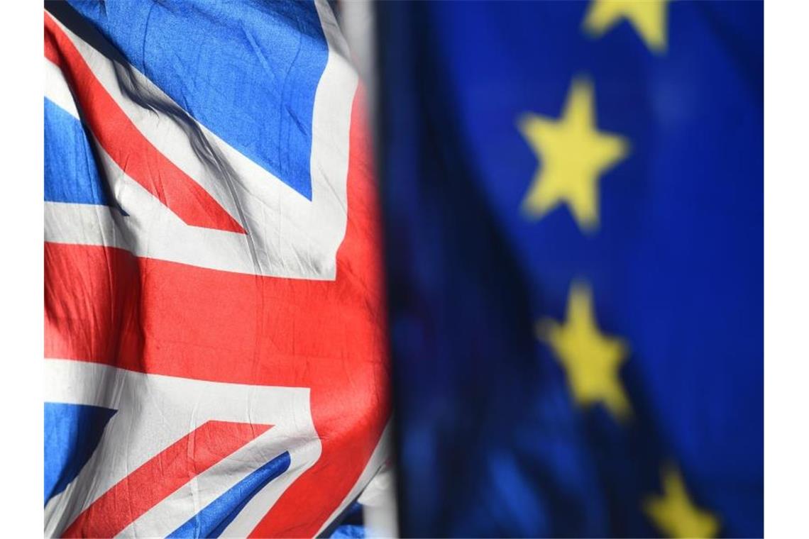 Eine Flagge der Europäischen Union und eine Flagge von Großbritannien wehen vor dem Parlament in Westminster. Foto: Kirsty O'connor/PA Wire/dpa