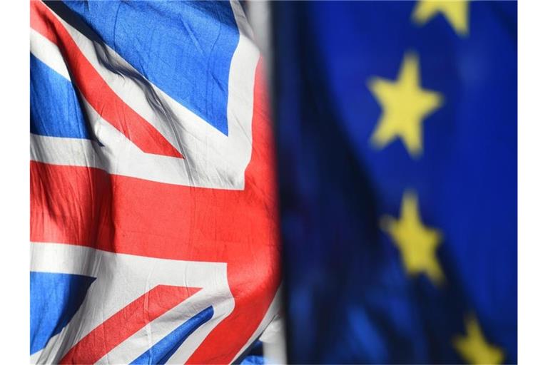 Eine Flagge der Europäischen Union und eine Flagge von Großbritannien wehen vor dem Parlament in Westminster. (Archivbild). Foto: Kirsty O'connor/PA Wire/dpa