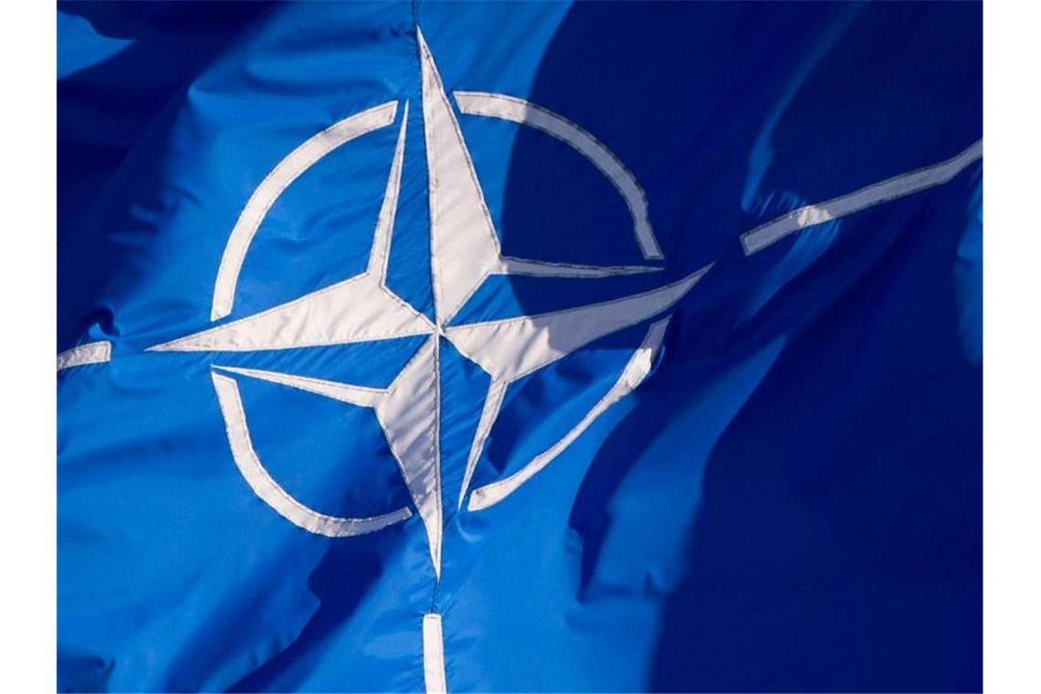 US-Diplomaten: Kein Truppenabzug aus Osteuropa geplant Eine Flagge der Nato. Foto: Daniel Naupold/dpa