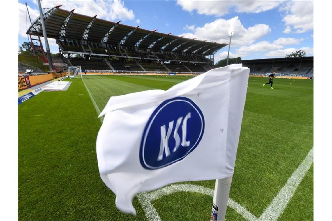 Eine Flagge mit dem Logo des Karlsruher SC. Foto: Uli Deck/dpa-Pool/dpa/Archivbild